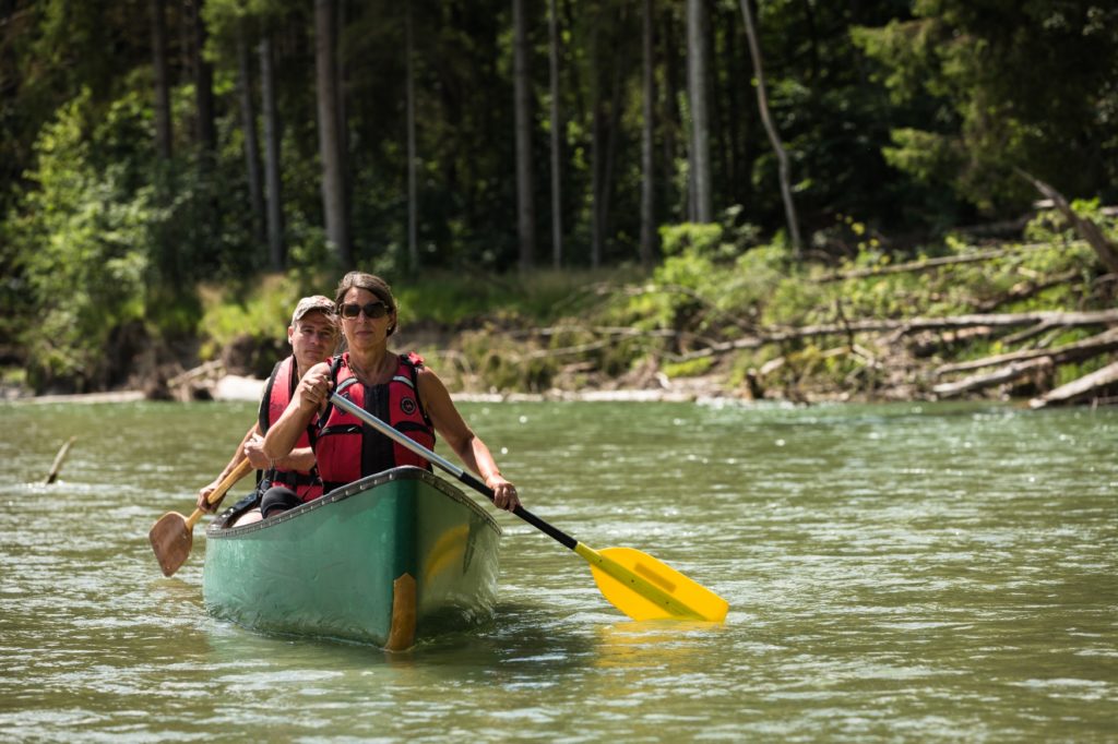 Wildnispädagogin Tatjana Falk ist am liebsten mit ihrem Kajak auf der Isar